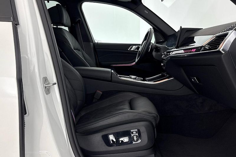 BMW X5 xDrive40i - fotka 15 z 29