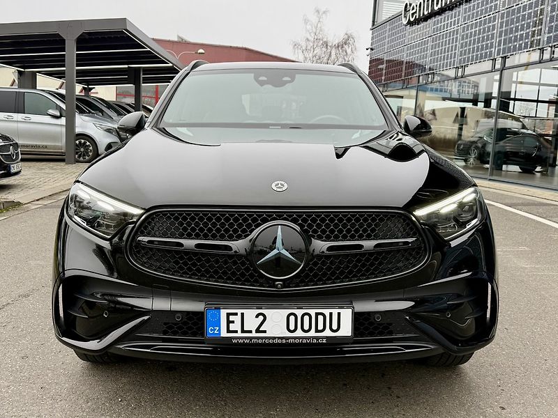 Mercedes-Benz GLC (2023) 300 e 4MATIC SUV - fotka 2 z 48