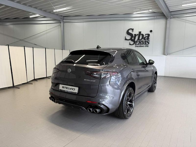 Alfa Romeo Stelvio (2026) Quadrifoglio 2.9 V6 BiTurbo 52 - fotka 4 z 28