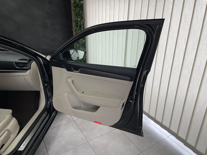 Škoda Superb 2.0 TDi DSG ČR NAVI ACC SERVIS - fotka 12 z 31