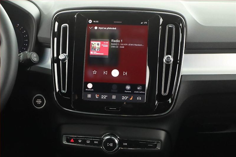 Volvo XC40 (2026) B3 - fotka 8 z 23