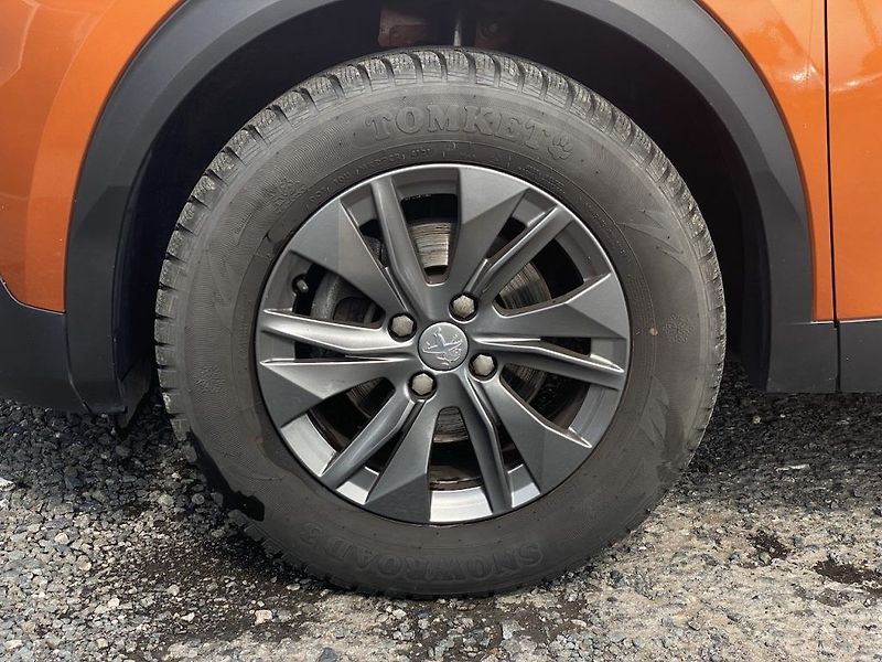 Peugeot 2008 1.2iT, ČR-1m, manual, 2x kola - fotka 9 z 17
