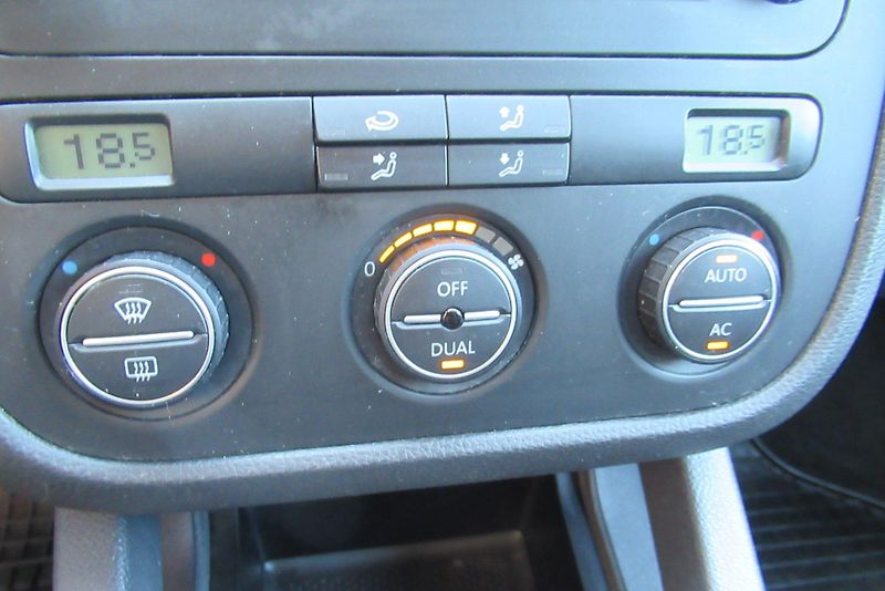 Volkswagen Golf 1.4i AUT. KLIMA NOVÉ ROZVODY - fotka 11 z 27