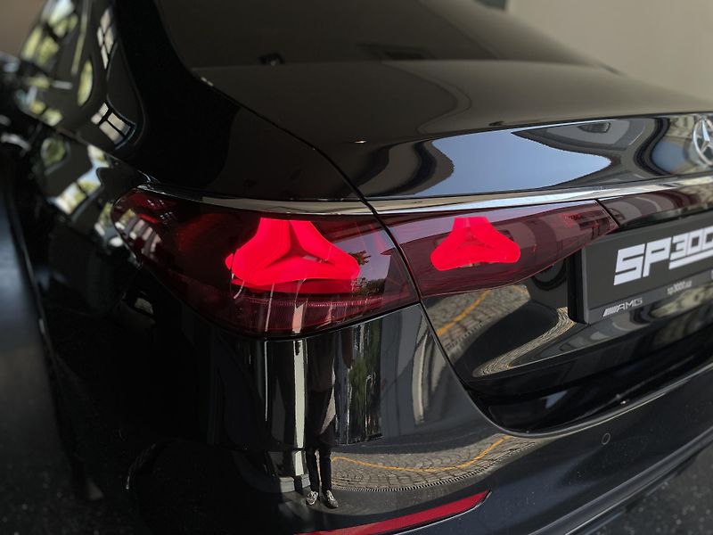 Mercedes-Benz Třídy E E 220d 4Matic AMG - fotka 11 z 41