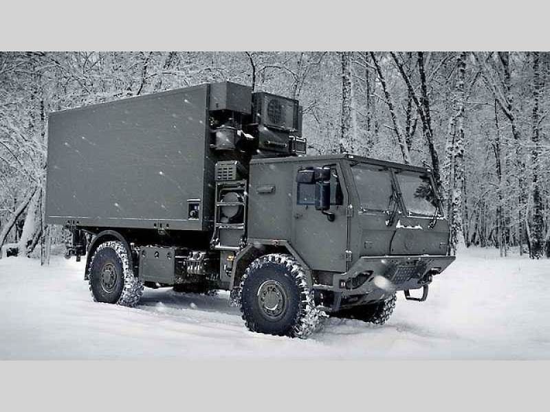 Tatra Force 8x8 – vozidlo pro přepravu potrubí.