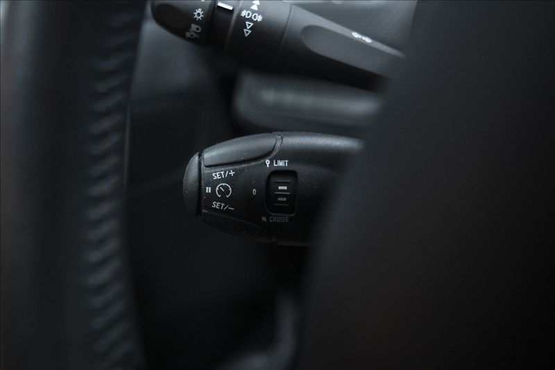 Peugeot 2008 1,2 i 1. AUT. AC VÝHŘEV 1. MAJ - fotka 22 z 36