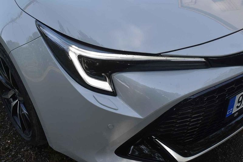 Modernizovaná Toyota Corolla TS se dobře cítí i na venkovských silnicích