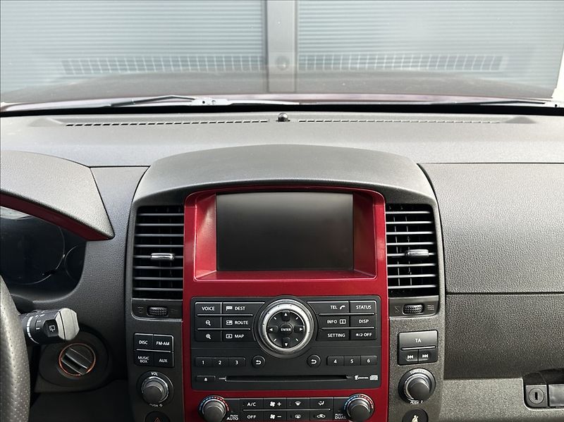 Nissan Pathfinder 3,0 DCI 231PS  LE Executive 4x - fotka 26 z 55