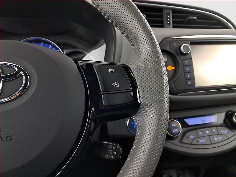 Toyota Yaris (2016) 1.5 Hybrid, Automat, ČR,1.maj - fotka 17 z 20