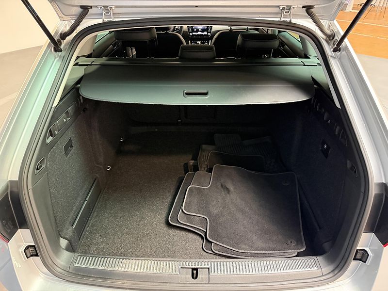 Škoda Superb 2.0 TDI 110kW Style Combi DSG - fotka 14 z 15