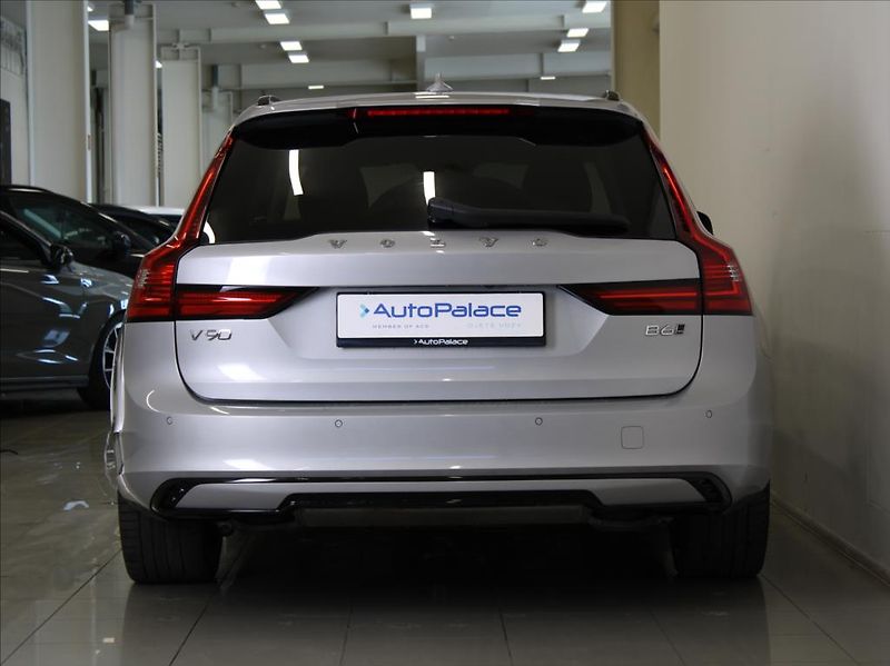 Volvo V90 2,0 B6 AWD Ultimate Dark B&W - fotka 4 z 27