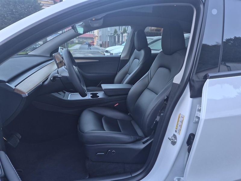 Tesla Model Y RWD 220kw TZ SOH 93,1 % - fotka 42 z 50