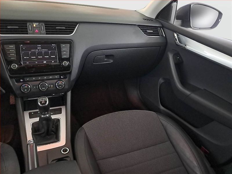 Škoda Octavia (2016) 1.6 TDI, Kůže, Navi, Bi-Xenony - fotka 8 z 20