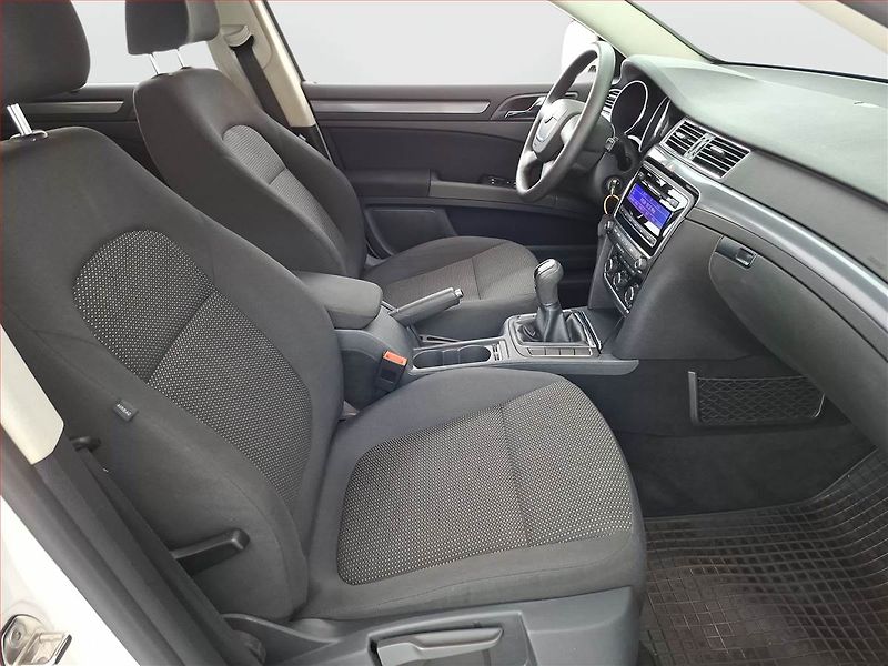Škoda Superb (2011) 2.0 TDI, Xenony, Park. senzory - fotka 9 z 15