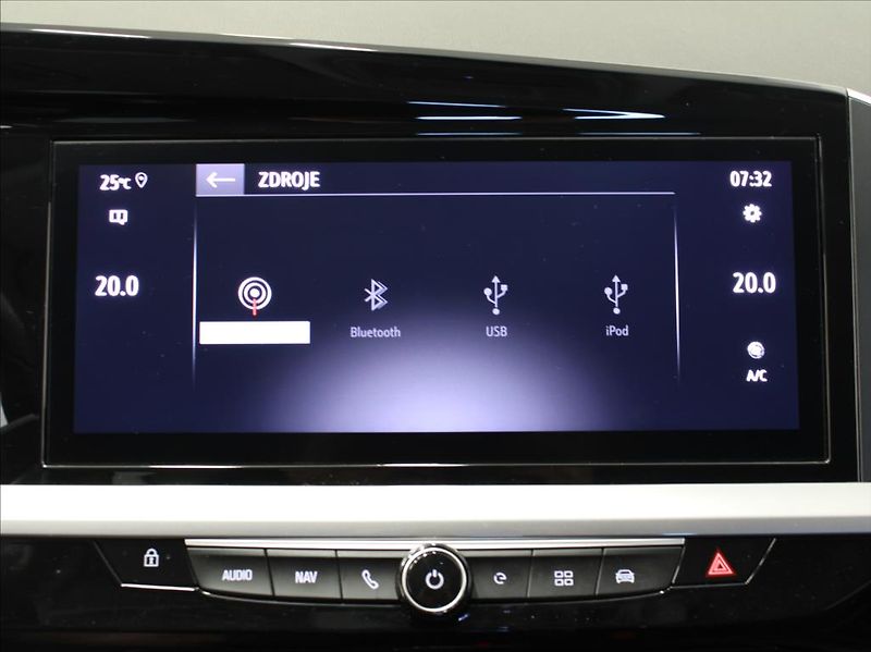 Opel Grandland 1,6 PHEV 165kW LED Matrix ČR - fotka 14 z 24