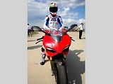 Závod o nejrychlejší dopravní prostředek vyhrál bezkonkurenčně Karel Abraham. Se svou motorkou porazil závodní auto i letící stíhačku.