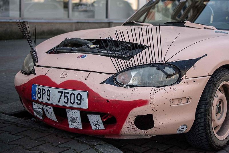 Na Hlavní třídě v Ostravě-Porubě se objevilo další výstřední auto z dílny organizátorů akce Gumbalkan, 16. srpna 2023 v Ostravě.