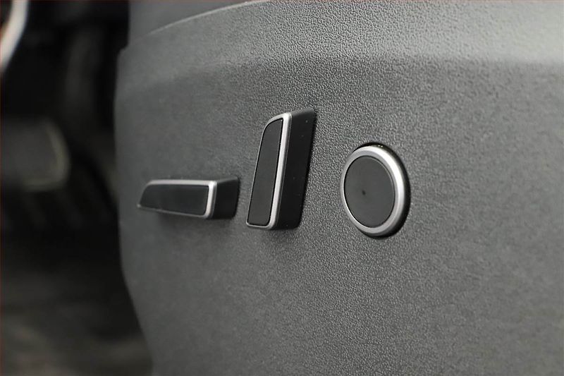 Tesla Model Y (2024) Long Range AWD 79kWh, SoH 95% - fotka 11 z 20