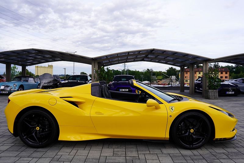 Ferrari F8 Spider/6700km/720 PS - fotka 15 z 51