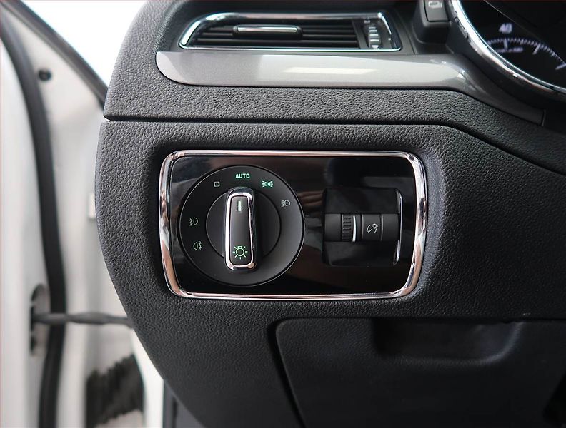 Škoda Superb (2015) Ambition 1.4 TSI, Xenony - fotka 17 z 18