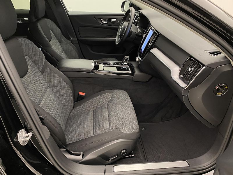 Volvo V60 T6 AWD RECHARGE CORE - fotka 23 z 45