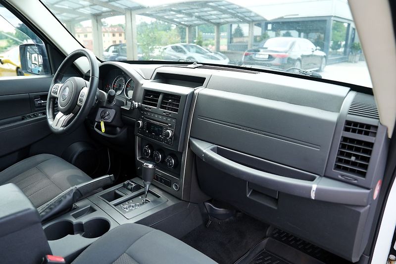 Jeep Cherokee 2.8 CRD L/automat/tažné/klima/ - fotka 24 z 37
