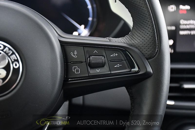Alfa Romeo Giulia 2.0T 16V 206kW VELOCE AT8 Q4 - fotka 30 z 53