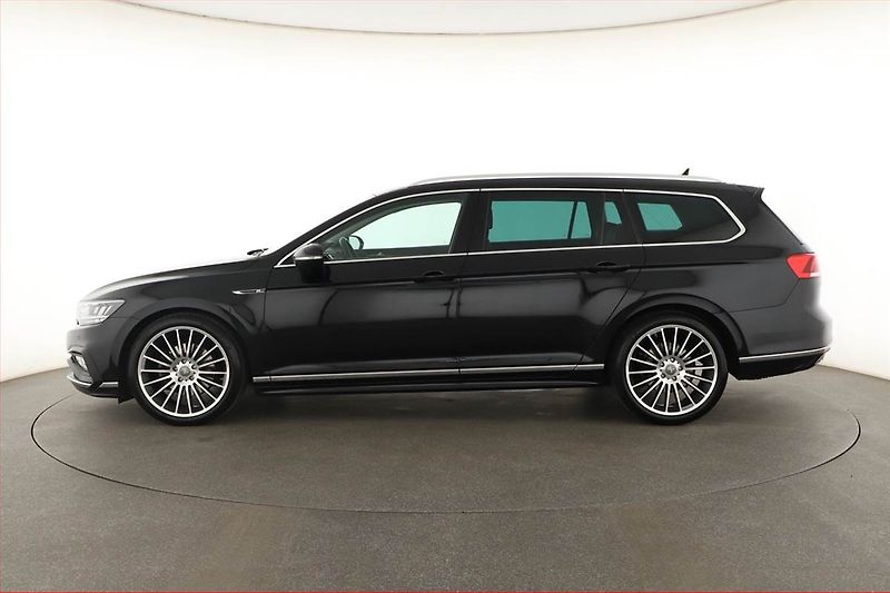 Volkswagen Passat (2020) R-Line 2.0 TDI - fotka 3 z 19