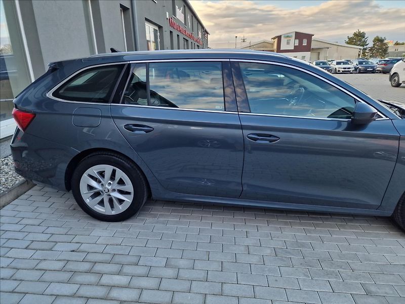 Škoda Octavia 2.0 TDI DSG Style Combi,1.Maj - fotka 43 z 50