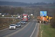 Křižovatka před Sadovou, tady bude konec otevřeného úseku od Hradce Králové.