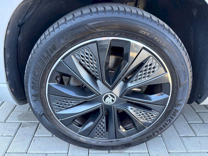 Škoda Karoq (2022) 2.0 TDI 110kW SportLine - fotka 35 z 35
