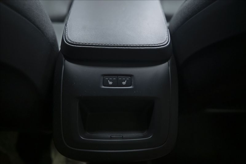 Volvo XC90 2,0 B5 AWD INSCRIPTION 7 MÍST - fotka 41 z 47