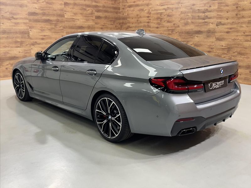 BMW Řada 5 M550i xDRIVE LASER HUD - fotka 2 z 31