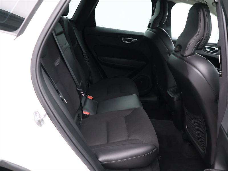 Volvo XC60 2,0 B4 145kW AWD Momentum CZ D - fotka 13 z 32