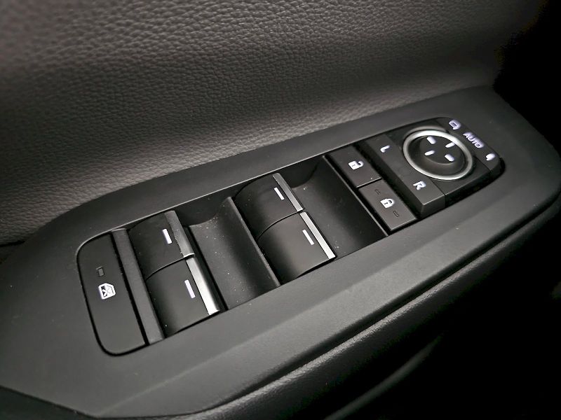 Toyota Prius (2025) 2.0L PHEV 223k Prestige Skyvie - fotka 25 z 33