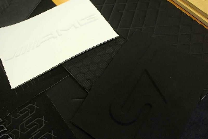 Potahové materiály využívají i výrobci sportovních a luxusních vozů