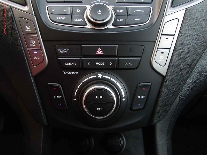 Hyundai Santa Fe (2015) 2.2 CRDi 4x4, 7míst, ČR, AT - fotka 20 z 25