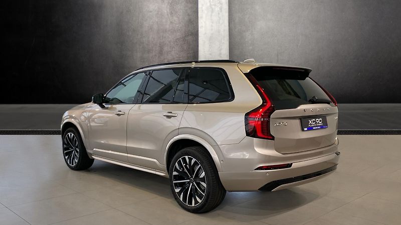 Volvo XC90 (2025) PLUS DARK, T8 AWD, 228+107 kW - fotka 4 z 15