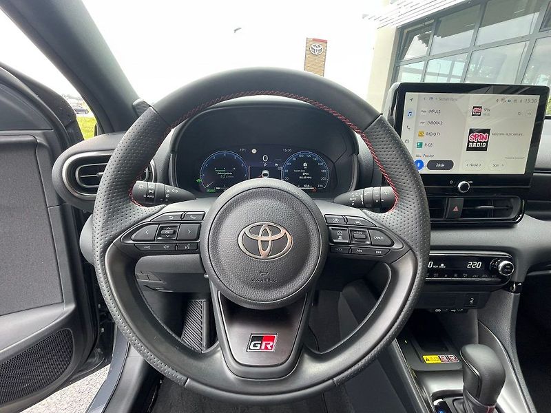 Toyota Yaris 1.5.Hybrid 130 HP GR Sport - fotka 16 z 27