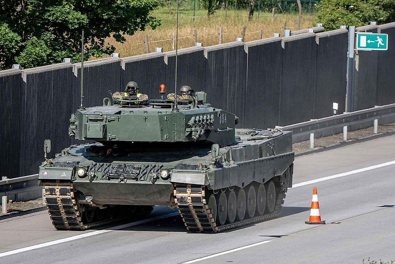 První armádní výcvik přesunu tanků Leopard 2A4 na dálnici D35.