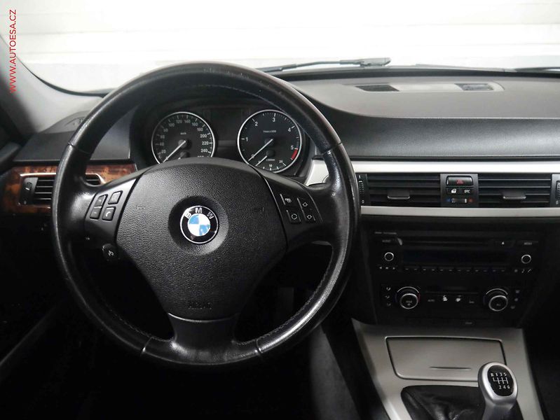 BMW Řada 3 (2010) 2.0d, AC, temp. - fotka 13 z 19