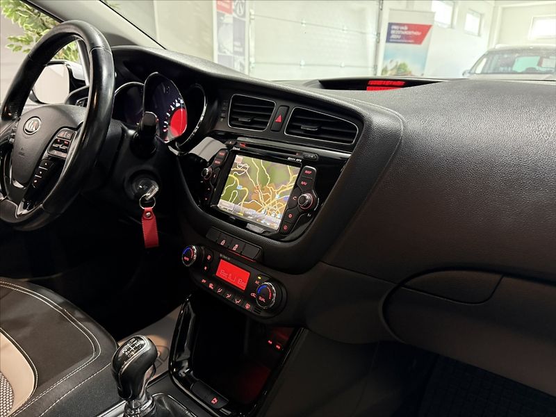 Kia Ceed 1,6   CRDI 94KW NAVI KAMERA ČR - fotka 21 z 44