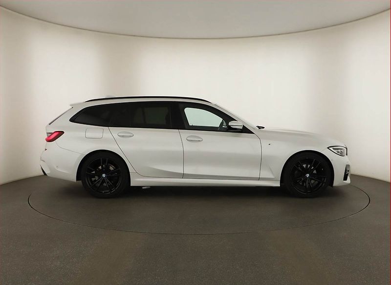 BMW Řada 3 (2021) M Sport 320 d xDrive - fotka 6 z 21