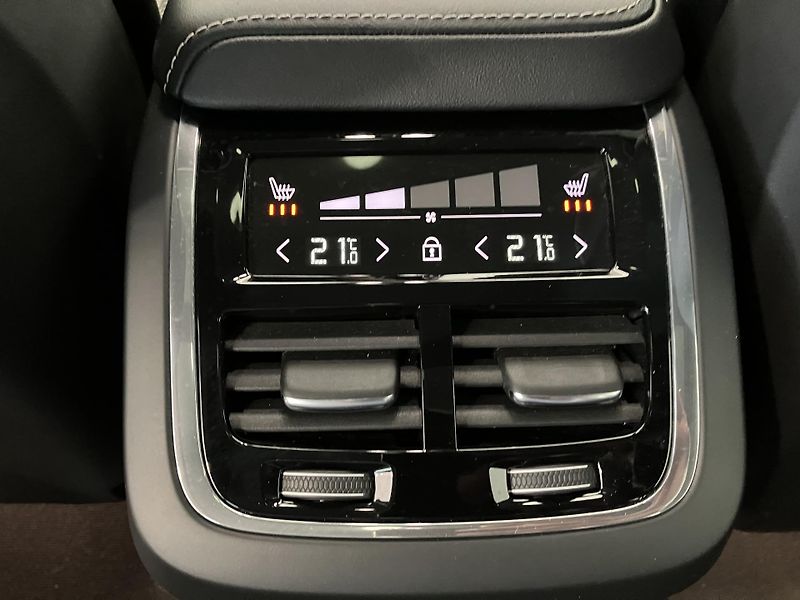 Volvo XC60 B4 FWD Ultimate Dark AT8 - fotka 14 z 44