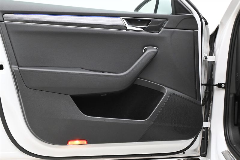 Škoda Superb 2,0 TDI 147 kW DSG 4x4 Style Z - fotka 24 z 30