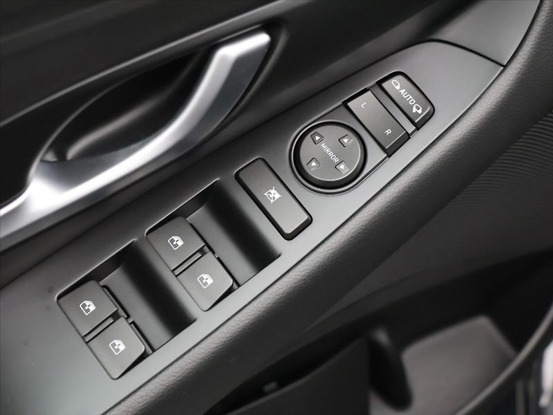 Hyundai i30 Fastback 1,5 T-GDI 159k CZ DPH - fotka 15 z 28