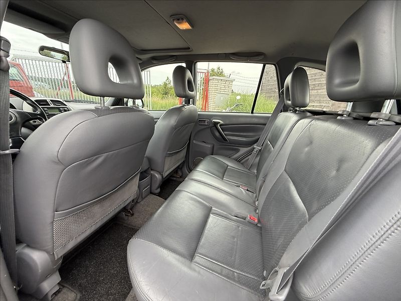 Toyota RAV4 2,0 D-4D 4X4 TAŽNÉ NOVÁ STK - fotka 17 z 24