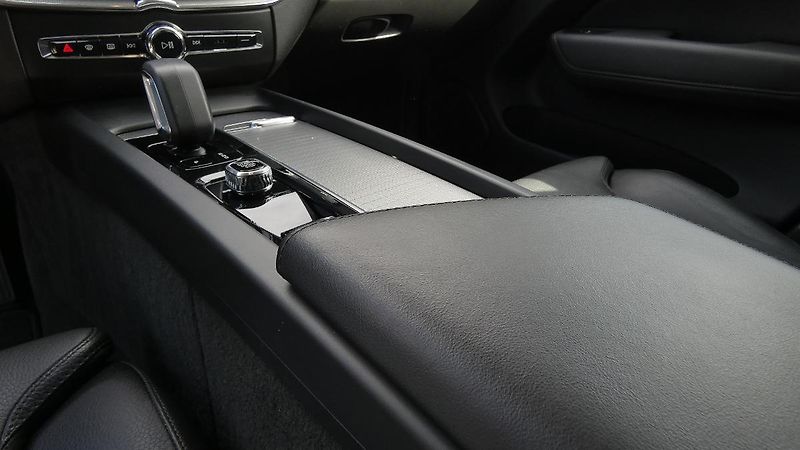 Volvo XC60 B4 AWD Plus Bright Auto - fotka 6 z 23