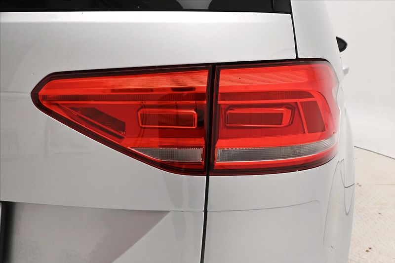 Volkswagen Touran 2,0 TDI 110kW DSG LED TAŽNÉ Zá - fotka 31 z 32