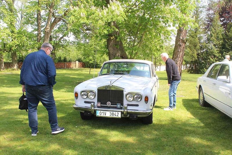 Luxusní vozy se v sobotu 4. května sjely na zámek do Lnář. Převládala auta značky Rolls-Royce.